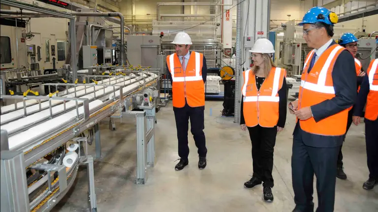 El vicepresidente Ayerdi e Izaskun Goñi, acompañados por el director de la planta de Sofidel en Buñuel, Clemente Bonet.