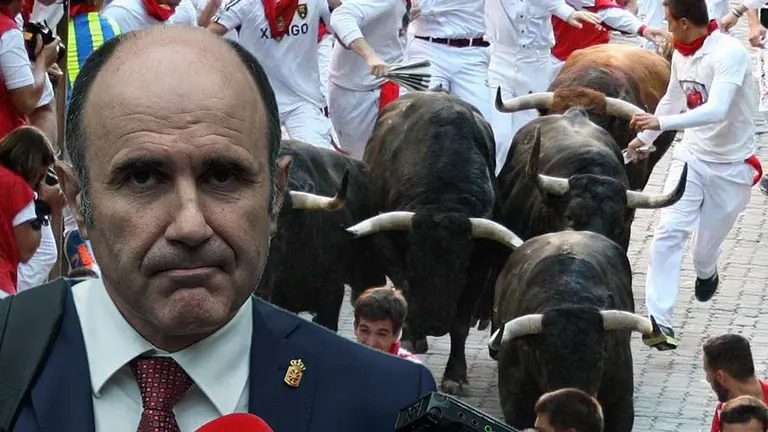 El vicepresidente de Desarrollo Económico del Gobierno de Navarra, Manu Ayerdi, junto a una imagen de los encierros de Sanfermines FOTOMONTAJE 2