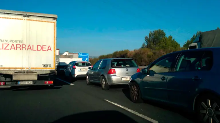 Retenciones en la autovía de Navarra a la altura de Zizur. CEDIDA (1)