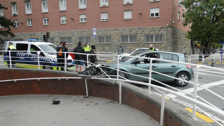 Estado en el que ha quedado el vehículo accidentado en la Plaza de los Fueros. POLICÍA MUNICIPAL