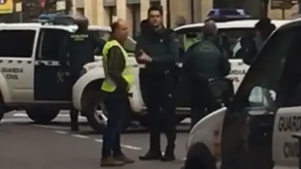 La Guardia Civil rodea el banco en el que se ha atrincherado un atracador en Cangas de Onís en un atraco en el que un agente ha resultado herido de bala