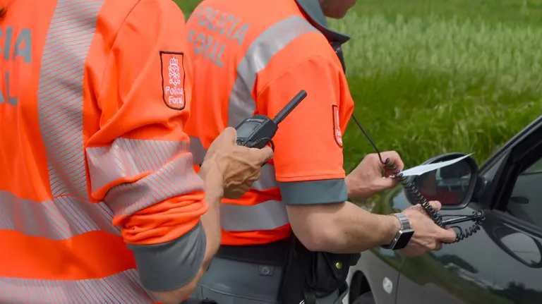 Dos agentes de la Policía Foral comprueban la documentación de un conductor CEDIDA