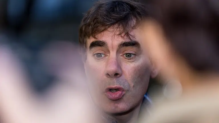 El secretario general de Podemos en Navarra, Eduardo Santos, analiza la situación de Cataluña (013). IÑIGO ALZUGARAY