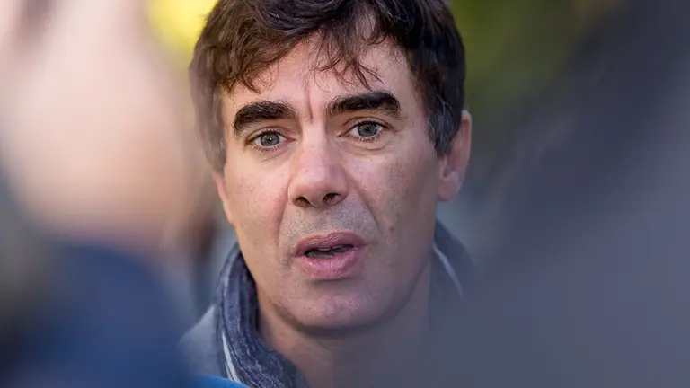 El secretario general de Podemos en Navarra, Eduardo Santos, analiza la situación de Cataluña (014). IÑIGO ALZUGARAY