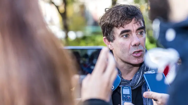 El secretario general de Podemos en Navarra, Eduardo Santos, analiza la situación de Cataluña (025). IÑIGO ALZUGARAY