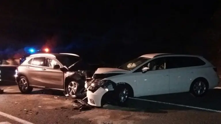 Colisión entre dos vehículos que ha causado dos personas heridas en Murarte de Reta.