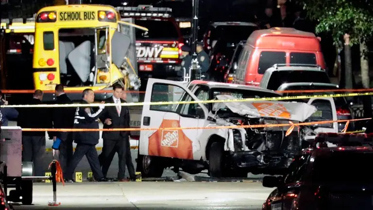 La camioneta que usó el atacante para atropellar a varias personas, que terminó chocando contra un micro escolar en Manhattan EFE
