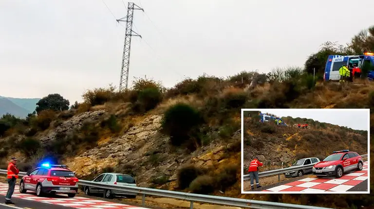 Un coche cae desde unos 10 metros de altura tras salirse de una pista. POLICÍA FORAL