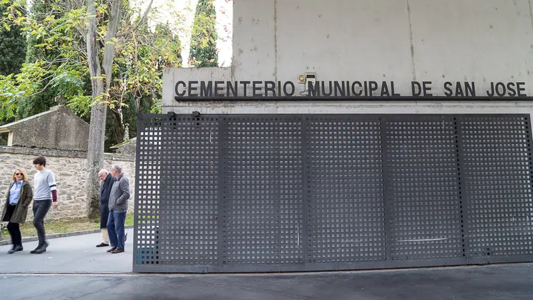 Cementerio de Pamplona en la festividad de Todos los Santos (01). IÑIGO ALZUGARAY