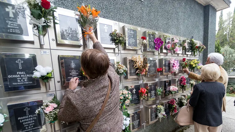 Cementerio de Pamplona en la festividad de Todos los Santos (15). IÑIGO ALZUGARAY