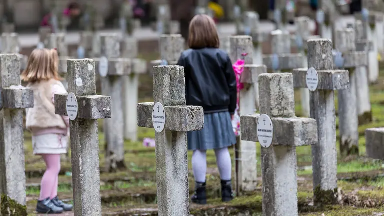 Cementerio de Pamplona en la festividad de Todos los Santos (28). IÑIGO ALZUGARAY