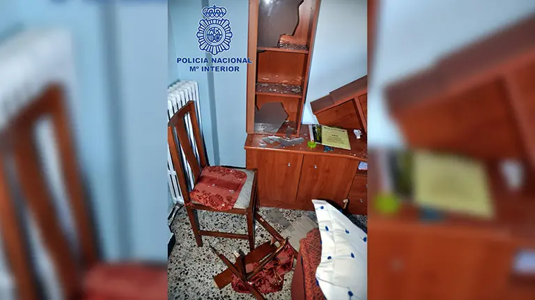 Así quedaron los objetos que los jóvenes lanzaron