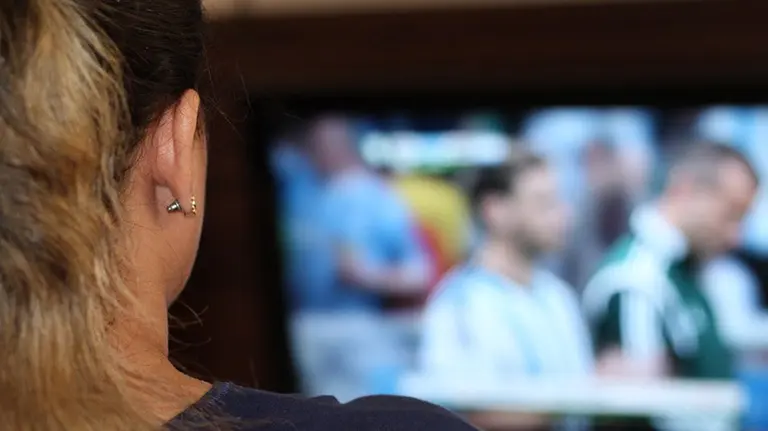 Una joven ve la televisión