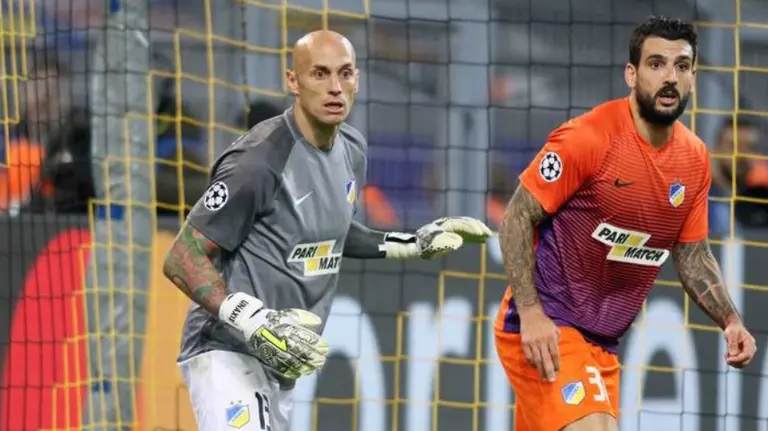 Nauzet en la portería del Apoel Nicosia.