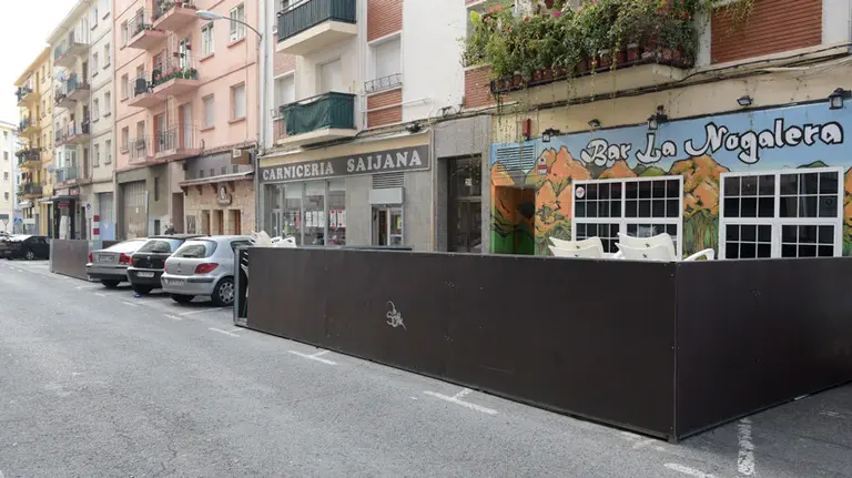 Exterior del bar La Nogalera, en Burlada, tras el apuñalamiento de un hombre que finalmente perdió la vida. PABLO LASAOSA (7)