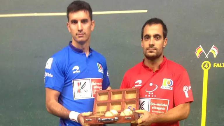 Urrutikoetxea y Olaizola en el frontón Adarraga. Asegarce.