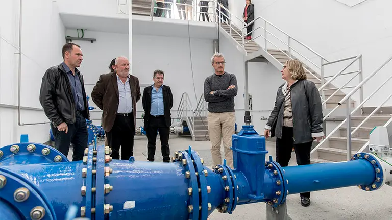 El nuevo depósito de agua de Arre abre sus compuertas