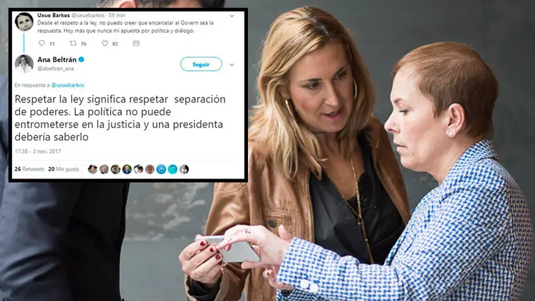 La presidenta del PPN, Ana Beltrán, muestra un teléfono móvil a la presidenta de Navarra, Uxue Barkos NAVARRACOM