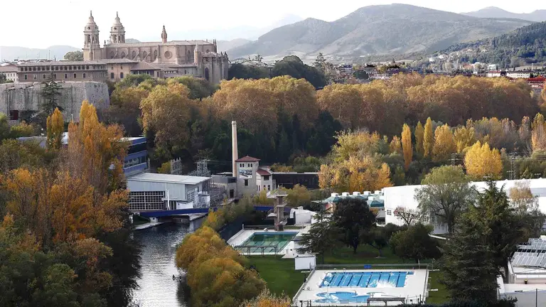 Varios piragüistas surcan las aguas del rio Arga junto al barrio de la Magdalena, en Pamplona. EFE/Jesús Diges