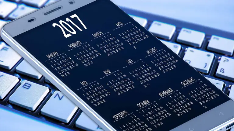 Vista de un calendario del año 2017 en un teléfono.