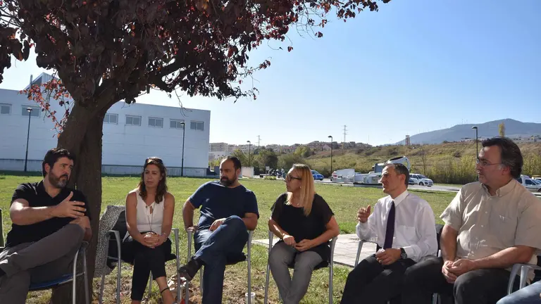 La directora gerente del SNE, Paz Fernández, junto con emprendedores, Ignacio Catalán (SNE-NL) y Luis Orús (Centro Integrado de Energías Renovables)