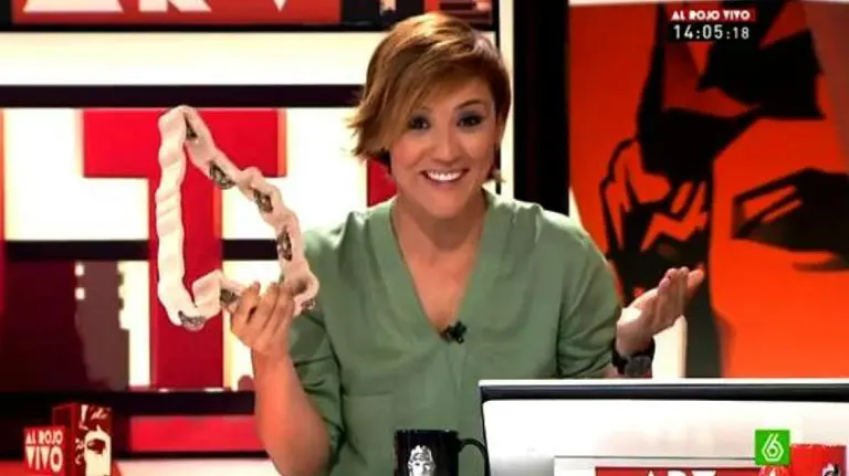 La periodista pamplonesa Cristina Pardo sostiene una pandereta con el mapa de España en el programa Al Rojo Vivo de laSexta ATRE