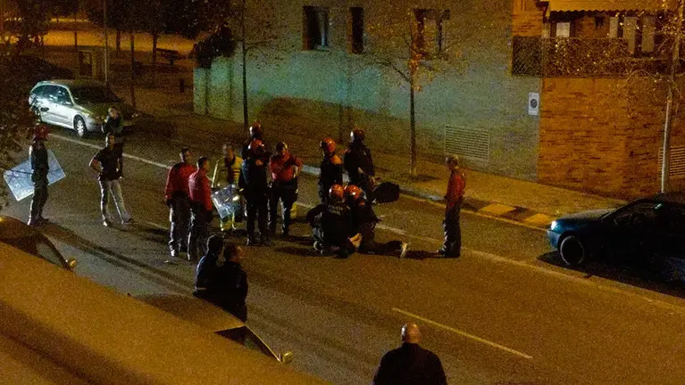 Policía Foral y Emergencias de Navarra atienden al hombre que intentaba lesionarse con un cuchillo en Huarte por un desengaño amoroso.