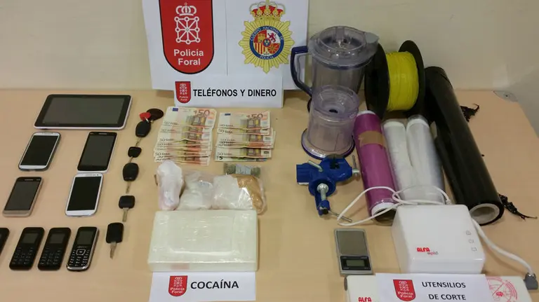 Droga, dinero y efectos intervenidos. POLICÍA FORAL