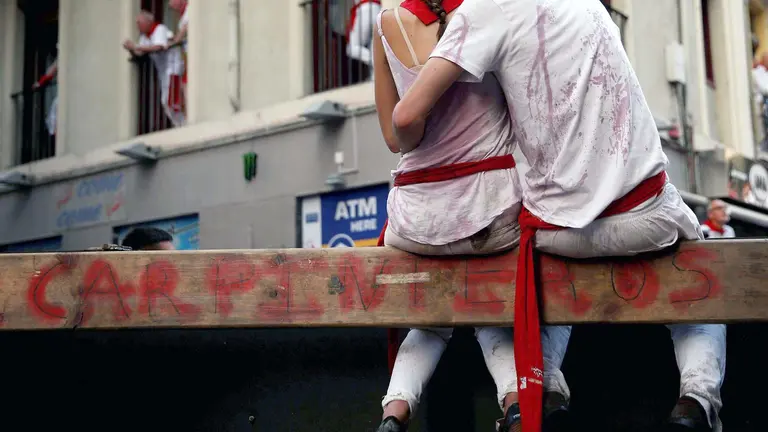 Revellers sit on the bull run barrier before the first running of the bulls at the San Fermin festival in Pamplona, northern Spain, July 7, 2017. REUTERS/Susana VeraCODE: X01622