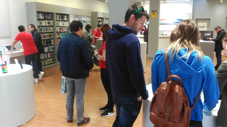 Varias personas esperando a ser atendidas en el establecimiento oficial de Apple en Pamplona, K-Tuin, el primer día de venta del nuevo Iphone X NAVARRACOM