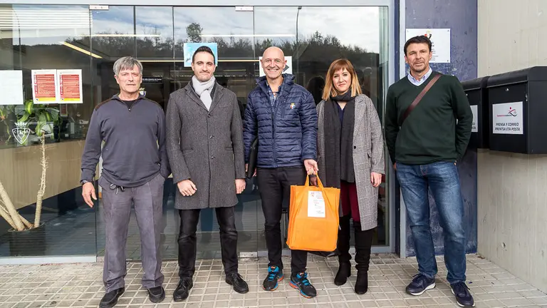 Víctor Álvarez_ candidato a la presidencia de Osasuna_ entrega sus avales en las oficinas del club (003). IÑIGO ALZUGARAY