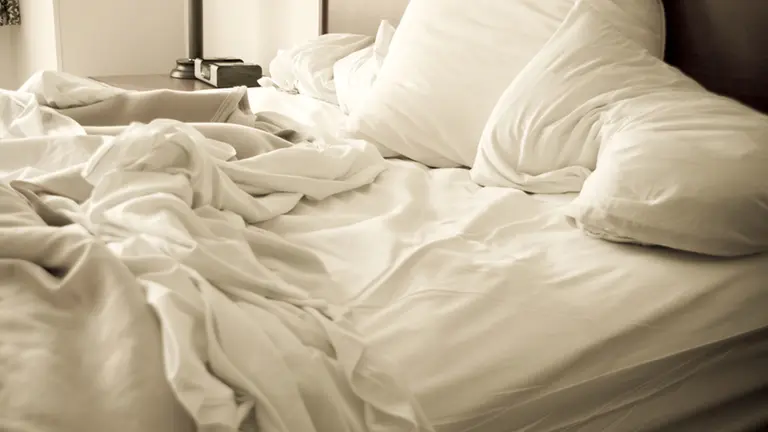 Imagen de una cama de matrimonio deshecha. ARCHIVO