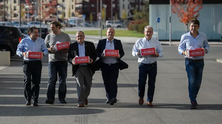 Entrega de firmas de la candidatura de Luis Sabalza para la presidencia de Osasuna. PABLO LASAOSA 01