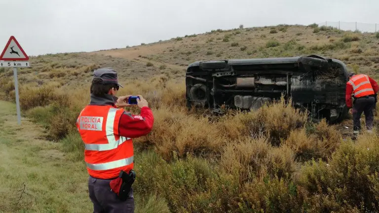 Dos personas han resultado heridas al salirse de la carretera y volcar con su coche en Tudela.