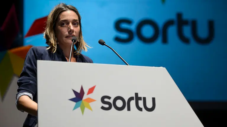 La coordinadora política de Sortu en Navarra, Miren Zabaleta, interviene en el cierre de la Asamblea anual de la formación abertzale en Navarra. PABLO LASAOSA 01