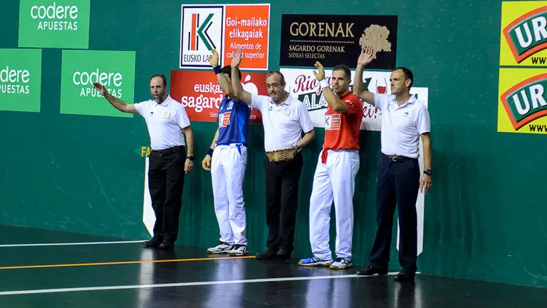 El navarro Aimar Olaizola y el guipuzcoano Jokin Altuna disputan partido de semifinales del Campeonato del Cuatro y Medio de Pelota. PABLO LASAOSA 02