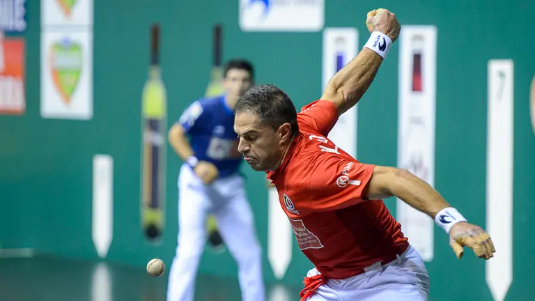 El navarro Aimar Olaizola y el guipuzcoano Jokin Altuna disputan partido de semifinales del Campeonato del Cuatro y Medio de Pelota. PABLO LASAOSA 04