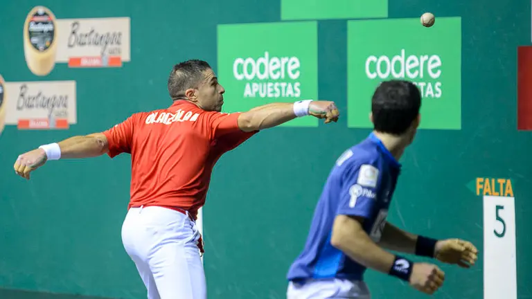 El navarro Aimar Olaizola y el guipuzcoano Jokin Altuna disputan partido de semifinales del Campeonato del Cuatro y Medio de Pelota. PABLO LASAOSA 09