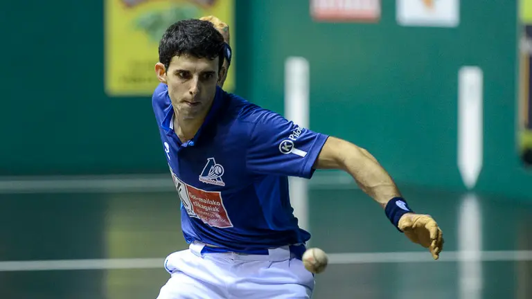 El navarro Aimar Olaizola y el guipuzcoano Jokin Altuna disputan partido de semifinales del Campeonato del Cuatro y Medio de Pelota. PABLO LASAOSA 10
