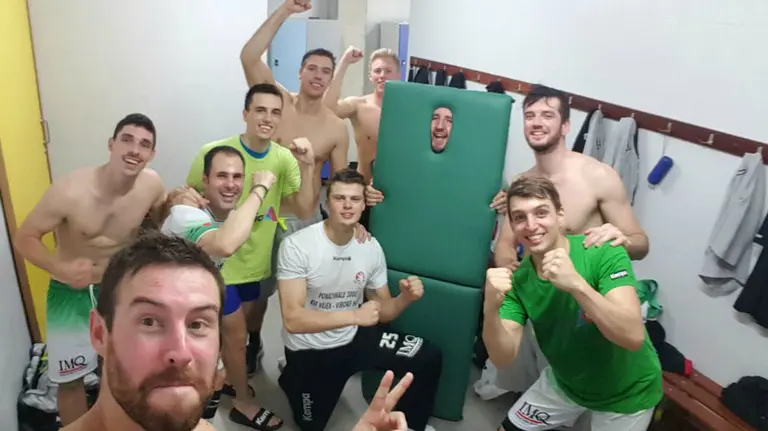 Los jugadores del Helvetia celebran su octava victoria. Twitter.