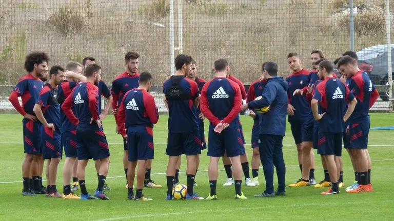 Diego Martínez habla con sus jugadores en Tajonar.