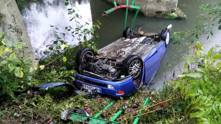 El vehículo siniestrado en el río Arakil