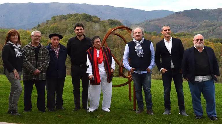 En la foto, los artistas junto con Mariló Carrillo, Directora del complejo, y Joxe Elgorriaga, gerente del mismo