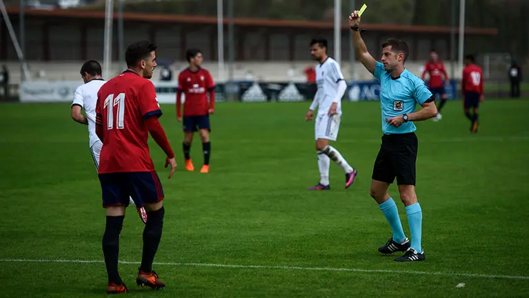 El árbitro catalán Ávalos Barrera en el partido Osasuna Promesas - Mirandés (1-0) jugado el 5 de noviembre de 2017. MIGUEL OSÉS.