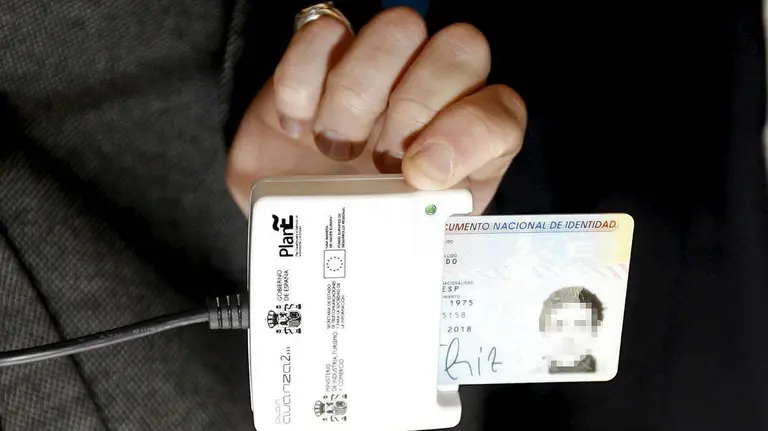 Una persona renovando su DNI. Archivo.