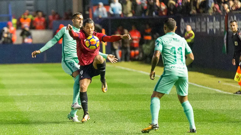 Osasuna-Granada en el estadio El Sadar. IÑIGO ALZUGARAY (2)