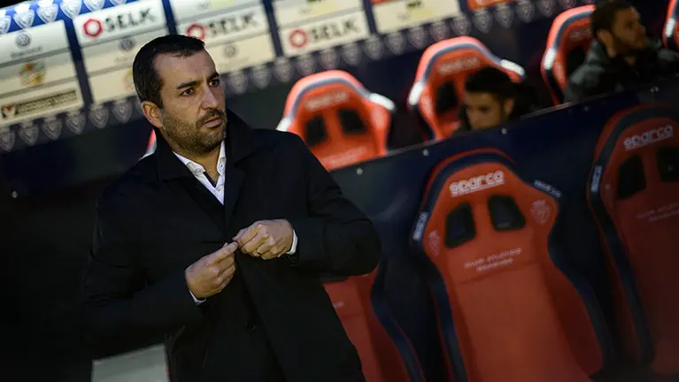El entrenador rojillo Diego Martínez en El Sadar durante el encuentro Osasuna - Granada. MIGUEL OSÉS_3