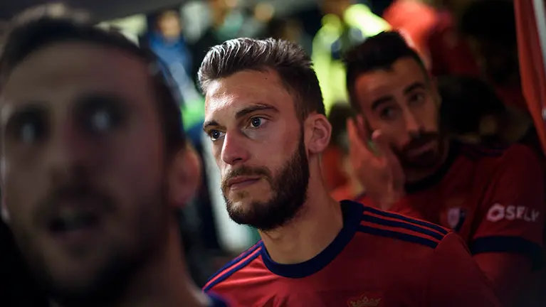 El jugador rojillo Roberto Torres en el encuentro Osasuna - Granada en El Sadar. MIGUEL OSÉS_1