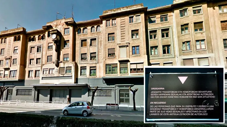 La antigua estación de autobuses de Pamplona y, a la derecha, la placa colocada en los baños públicos. TWITTER