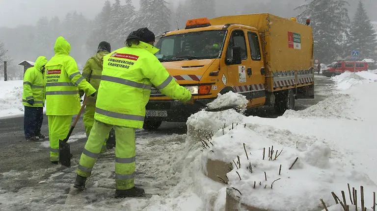 Personal del servicio de Conservación de Carreteras del Gobierno de Navarra. ARCHIVO